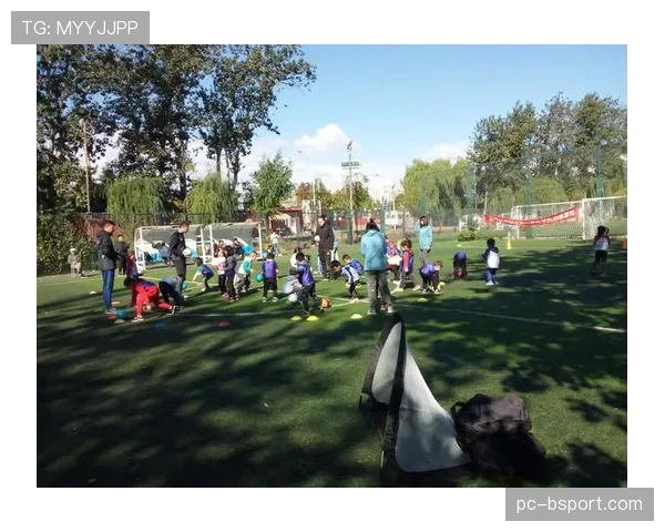 亚特兰大俱乐部青训营向当地小学开放，百名儿童体验足球课